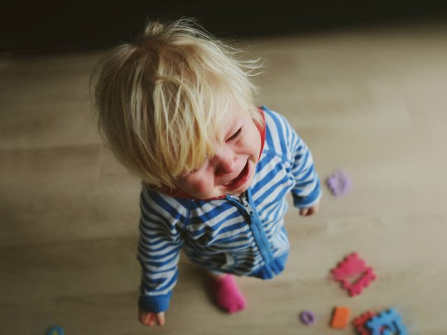 كيف أتعامل مع الطفل العنيد كثير البكاء ؟