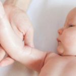 ما الطريقة الصحيحة لتنظيف الرضيع بعد الولادة مباشرة ؟
