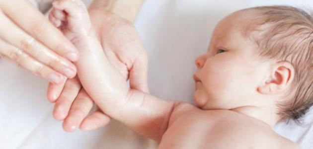 ما الطريقة الصحيحة لتنظيف الرضيع بعد الولادة مباشرة ؟