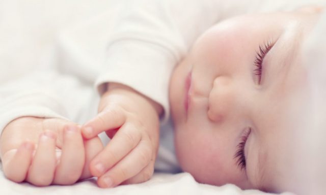 كم ساعة ينام الطفل حديث الولادة؟