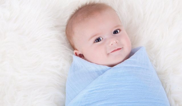 فوائد ومخاطر لف الطفل الرضيع