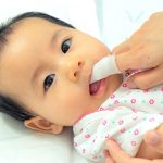 طرق تنظيف لسان الرضيع من الحليب