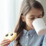 ما فوائد وأضرار الشاي بالحليب للأطفال ؟