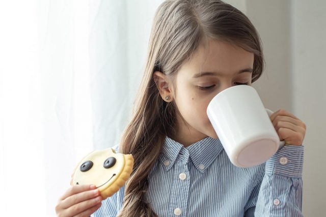ما فوائد وأضرار الشاي بالحليب للأطفال ؟
