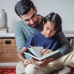 هل أساعد طفلي في واجب المدرسة أم أتركه؟