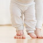 متى يبدأ الأطفال في الوقوف؟