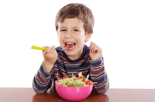 كيف تجعلين ابنك يتناول الطعام الصحي؟