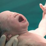 أشياء يجب معرفتها قبل اختيار الولادة في الماء