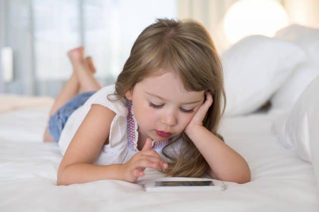 كيف يشكل الهاتف تهديدًا لذاكرة طفلك؟