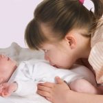 كيف أهيئ طفلي لاستقبال مولود جديد؟