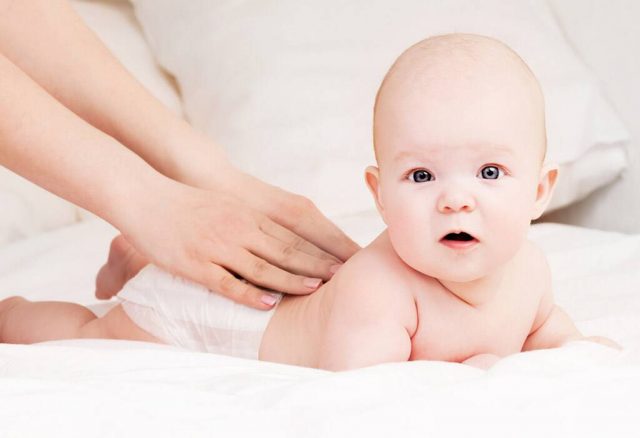 فوائد تدليك الطفل حديثي الولادة