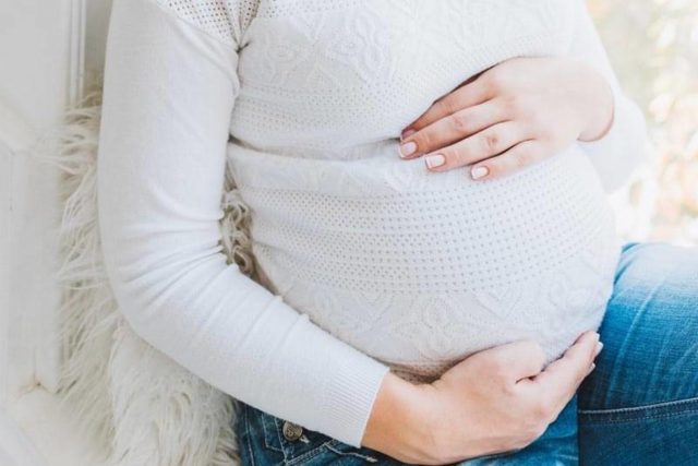 ماذا يحدث للجنين عندما تبكي المرأة الحامل؟