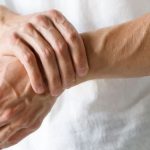 ما أعراض الإصابة بالتهاب المفاصل ؟