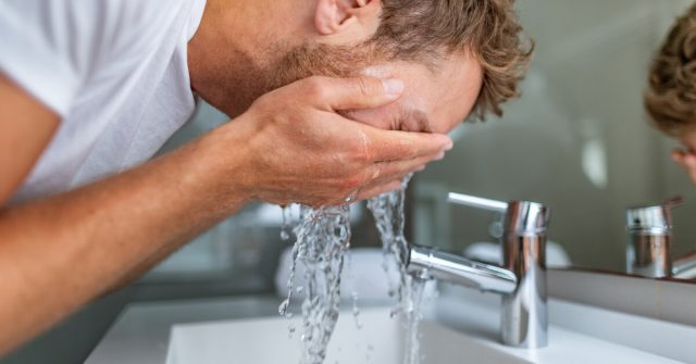 ما فوائد غسل الوجه بالماء البارد للبشرة ؟
