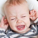 أعراض التهاب الأذن الوسطى عند الأطفال