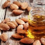 فوائد استخدام زيت اللوز قبل النوم