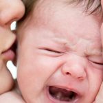 ما الأمراض التي تصيب الطفل بسبب التقبيل ؟