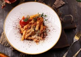 طريقة عمل مكرونة بالجبن والطماطم