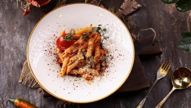 طريقة عمل مكرونة بالجبن والطماطم