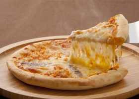 طريقة عمل بيتزا ميكس الجبن