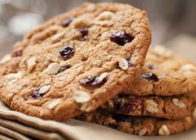 طريقة عمل كوكيز الشوفان بالشوكولاتة البيضاء