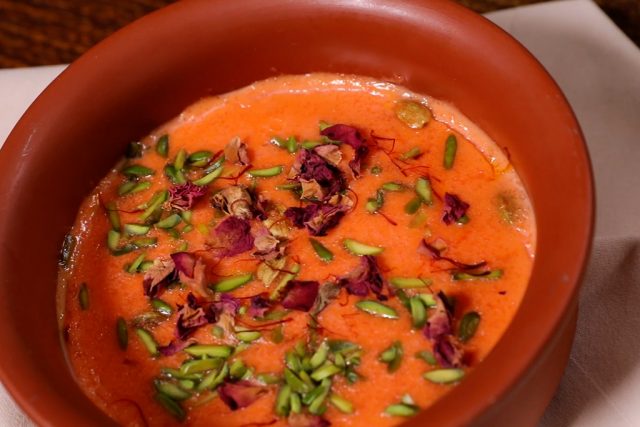 طريقة عمل أرز بالحليب والورد والزعفران