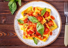 طريقة عمل رقائق الرافيولي بالسبانخ