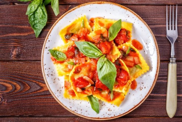 طريقة عمل رقائق الرافيولي بالسبانخ