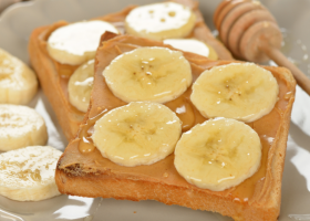 طريقة عمل ساندويش الموز بزبدة الفول السوداني