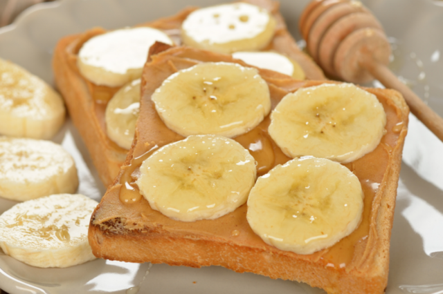 طريقة عمل ساندويش الموز بزبدة الفول السوداني