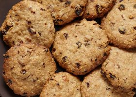 طريقة عمل كوكيز الشوفان بحبيبات الشوكولاتة