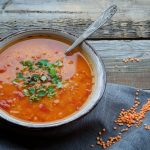 طريقة عمل شوربة العدس بالجزر والطماطم