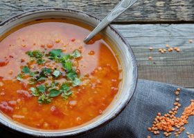 طريقة عمل شوربة العدس بالجزر والطماطم