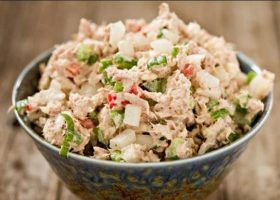 طريقة عمل سلطة التونة بالبطاطس المهروسة