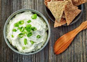 طريقة عمل صوص الجبن الأزرق للتغميس