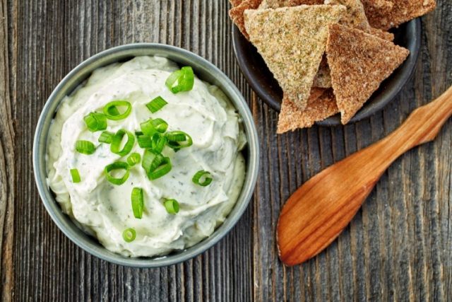 طريقة عمل صوص الجبن الأزرق للتغميس