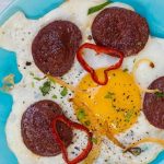 طريقة عمل بيض مقلي بالسجق