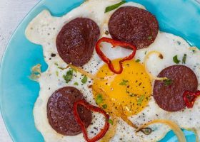 طريقة عمل بيض مقلي بالسجق