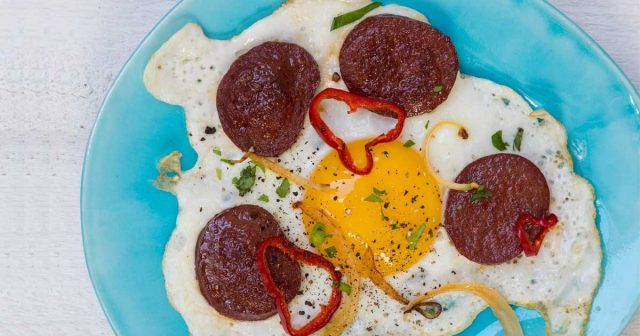 طريقة عمل بيض مقلي بالسجق