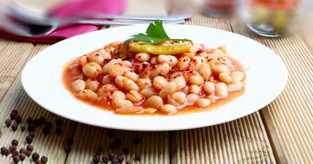 طريقة عمل ايدام الفاصوليا البيضاء بالطماطم