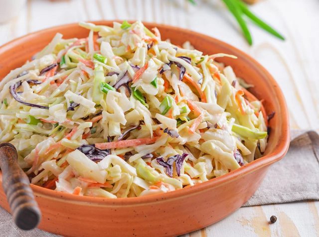 سلطة الملفوف والجزر