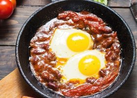 طريقة عمل طاجن الفول بالبيض