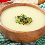 طريقة عمل شوربة السلق بالكريمة