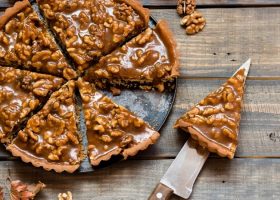 طريقة عمل فطيرة القرفة والجوز