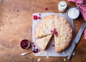 طريقة عمل كيك المربى واللوز