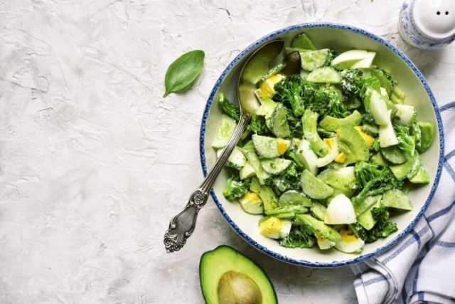 طريقة عمل سلطة البيض المسلوق والأفوكادو