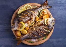 طريقة عمل صينية سمك دينيس بالزيت والليمون