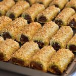 طريقة عمل أصابع التمر بالسمسم