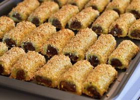 طريقة عمل أصابع التمر بالسمسم