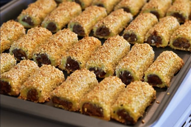 طريقة عمل أصابع التمر بالسمسم